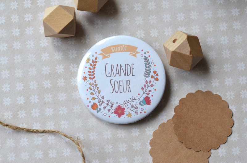 Badge Bientôt Grande Soeur - Couronne florale