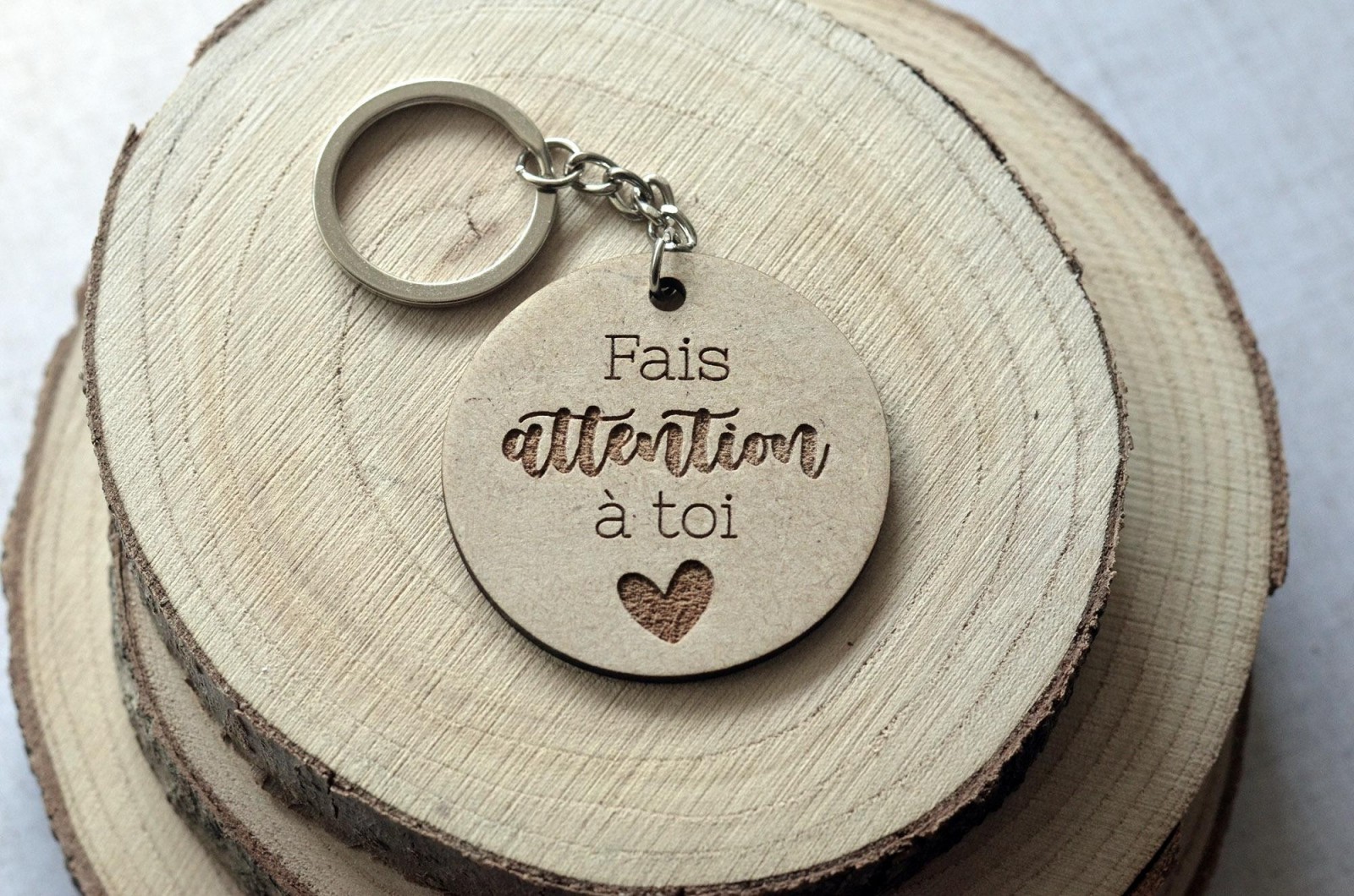 Porte-clé en bois Message Fais attention à toi - Une Jolie Fête