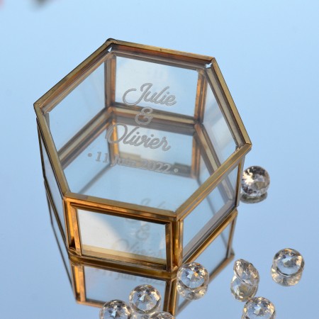 Boite à alliances hexagonale en verre Prénoms et date