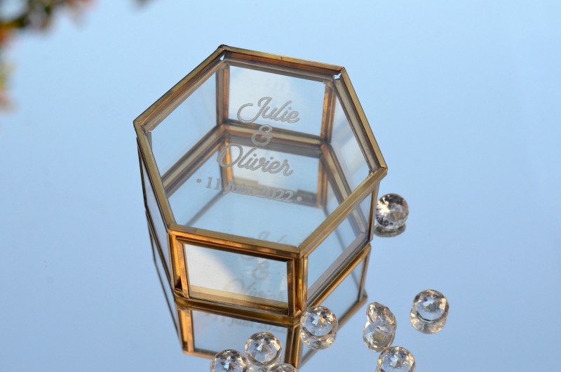 Boite à alliances hexagonale en verre Prénoms et date