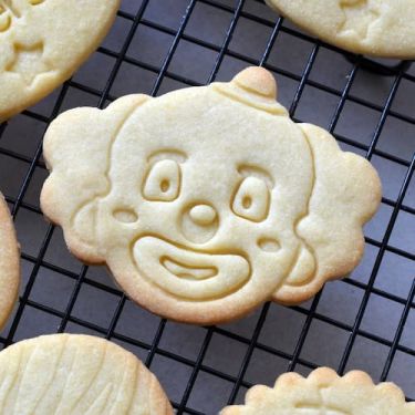 Biscuit r&eacute;alis&eacute; avec un emporte-pi&egrave;ce clown UneJolieFete.com